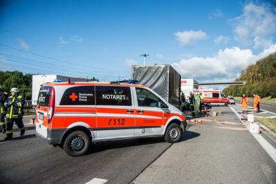 A8 Wendlingen: Auffahrunfall zwischen zwei LKW - Fahrer lebensgefaehrlich verletzt - Rettungshubschrauber im Einsatz